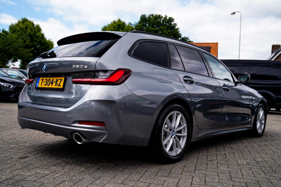 BMW 3 Serie Touring 320e | Panorama | Elektrische trekhaak | Luxe Leder/stof | Achteruitrijcamera | Shadowline | Stoelverwarming |