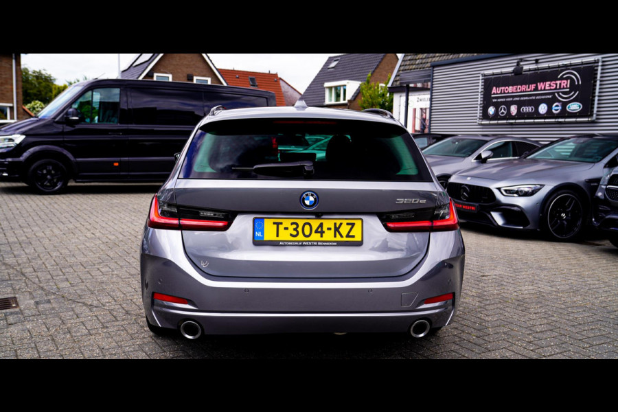 BMW 3 Serie Touring 320e | Panorama | Elektrische trekhaak | Luxe Leder/stof | Achteruitrijcamera | Shadowline | Stoelverwarming |