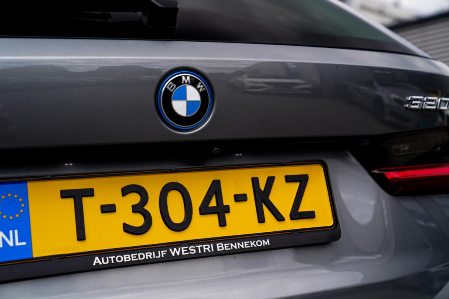 BMW 3 Serie Touring 320e | Panorama | Elektrische trekhaak | Luxe Leder/stof | Achteruitrijcamera | Shadowline | Stoelverwarming |