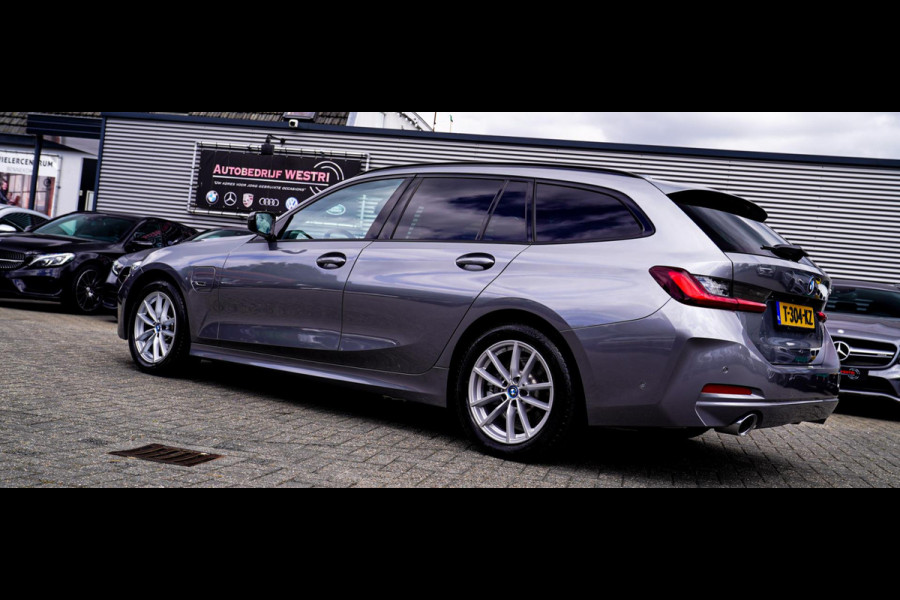 BMW 3 Serie Touring 320e | Panorama | Elektrische trekhaak | Luxe Leder/stof | Achteruitrijcamera | Shadowline | Stoelverwarming |