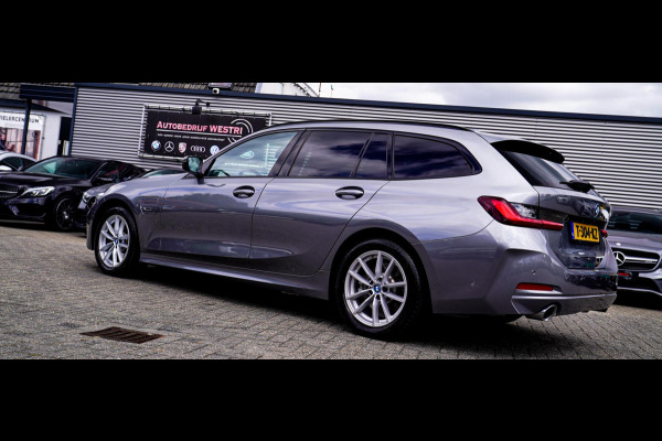 BMW 3 Serie Touring 320e | Panorama | Elektrische trekhaak | Luxe Leder/stof | Achteruitrijcamera | Shadowline | Stoelverwarming |