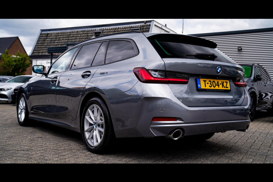 BMW 3 Serie Touring 320e | Panorama | Elektrische trekhaak | Luxe Leder/stof | Achteruitrijcamera | Shadowline | Stoelverwarming |