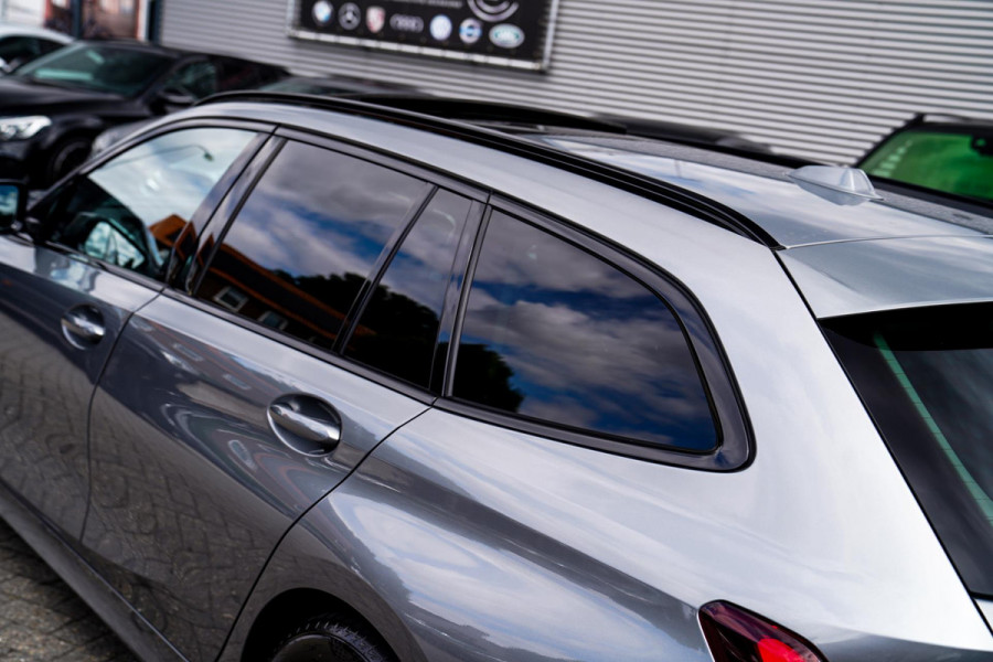 BMW 3 Serie Touring 320e | Panorama | Elektrische trekhaak | Luxe Leder/stof | Achteruitrijcamera | Shadowline | Stoelverwarming |