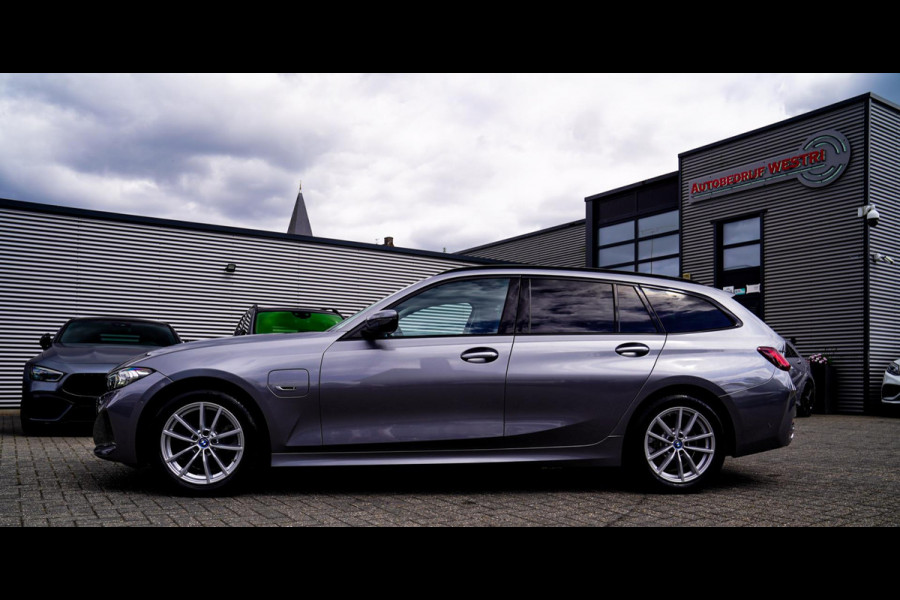 BMW 3 Serie Touring 320e | Panorama | Elektrische trekhaak | Luxe Leder/stof | Achteruitrijcamera | Shadowline | Stoelverwarming |