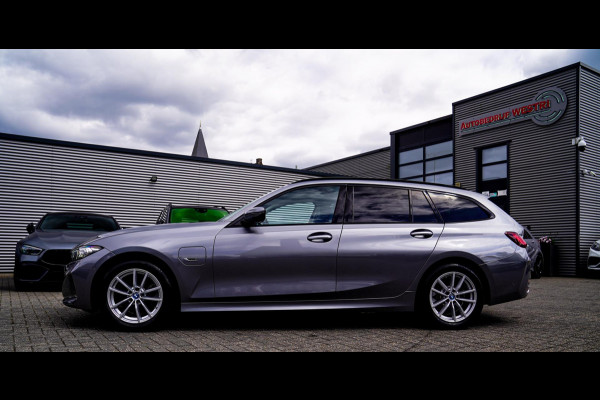BMW 3 Serie Touring 320e | Panorama | Elektrische trekhaak | Luxe Leder/stof | Achteruitrijcamera | Shadowline | Stoelverwarming |