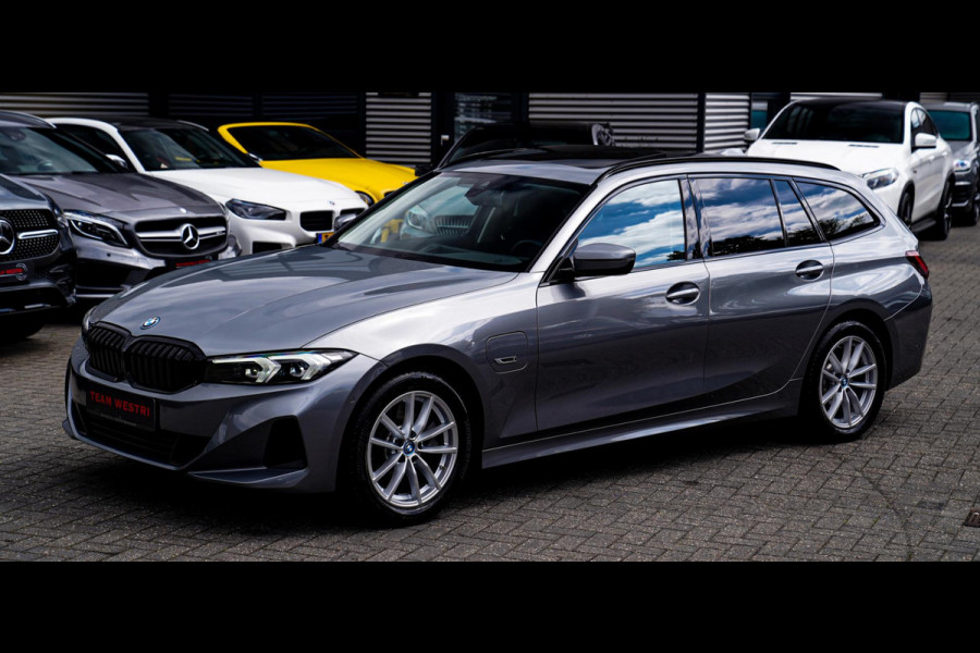 BMW 3 Serie Touring 320e | Panorama | Elektrische trekhaak | Luxe Leder/stof | Achteruitrijcamera | Shadowline | Stoelverwarming |