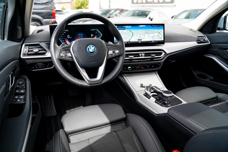 BMW 3 Serie Touring 320e | Panorama | Elektrische trekhaak | Luxe Leder/stof | Achteruitrijcamera | Shadowline | Stoelverwarming |