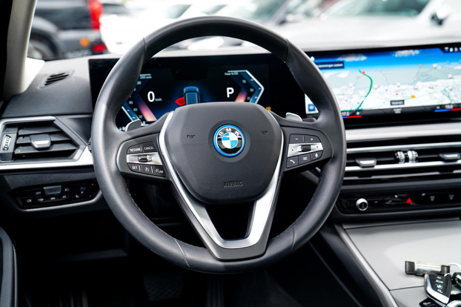 BMW 3 Serie Touring 320e | Panorama | Elektrische trekhaak | Luxe Leder/stof | Achteruitrijcamera | Shadowline | Stoelverwarming |
