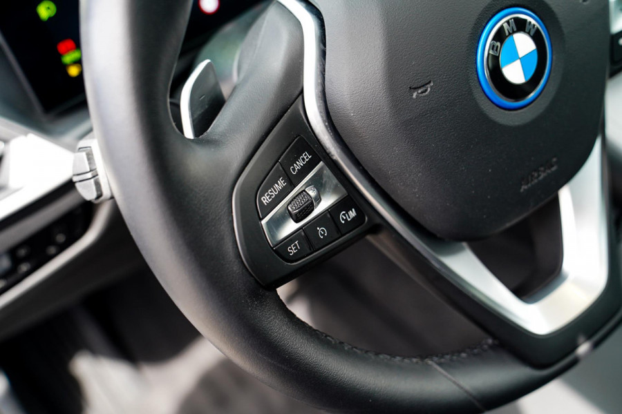 BMW 3 Serie Touring 320e | Panorama | Elektrische trekhaak | Luxe Leder/stof | Achteruitrijcamera | Shadowline | Stoelverwarming |