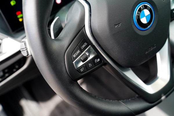 BMW 3 Serie Touring 320e | Panorama | Elektrische trekhaak | Luxe Leder/stof | Achteruitrijcamera | Shadowline | Stoelverwarming |