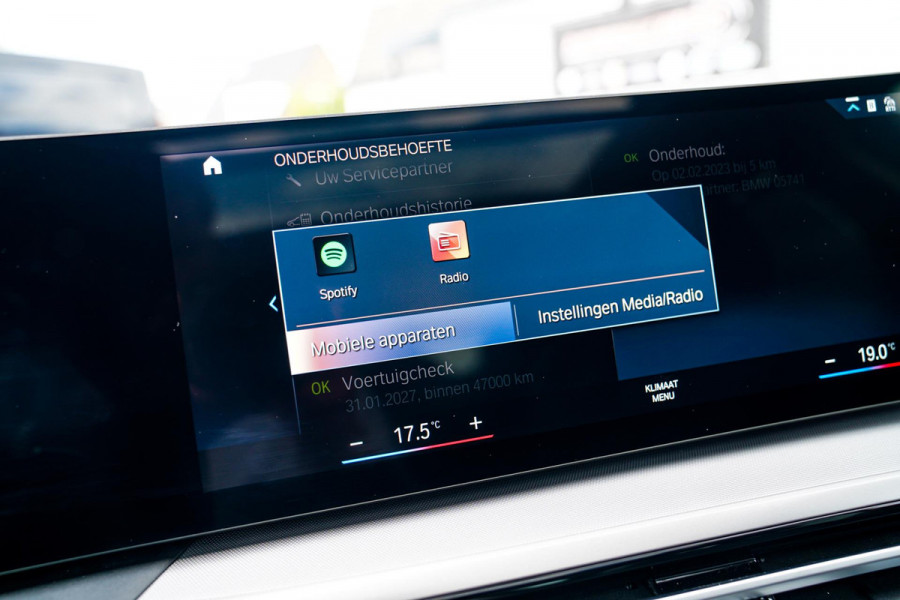 BMW 3 Serie Touring 320e | Panorama | Elektrische trekhaak | Luxe Leder/stof | Achteruitrijcamera | Shadowline | Stoelverwarming |