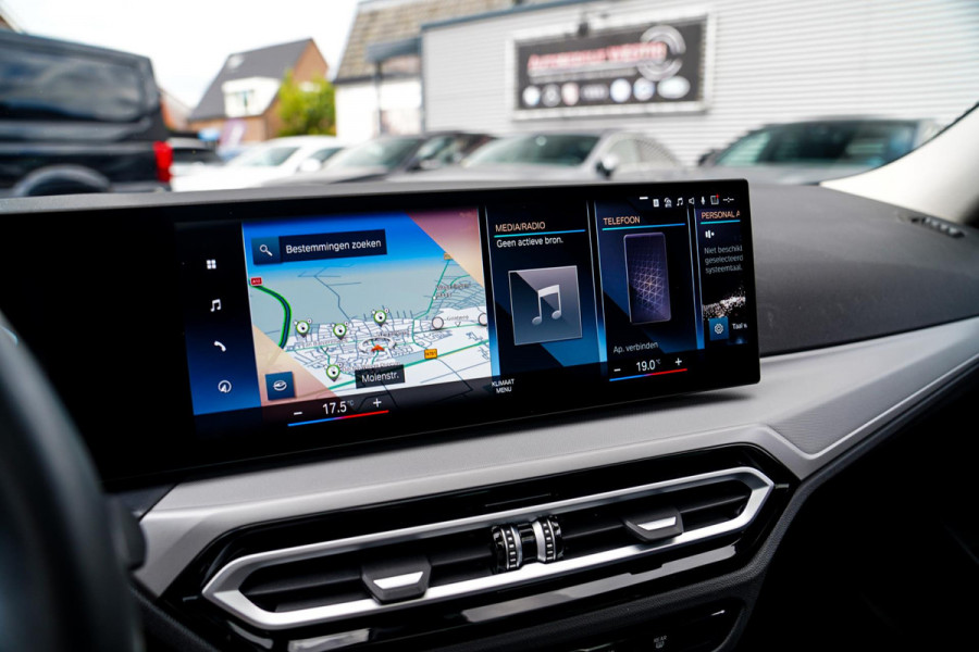 BMW 3 Serie Touring 320e | Panorama | Elektrische trekhaak | Luxe Leder/stof | Achteruitrijcamera | Shadowline | Stoelverwarming |
