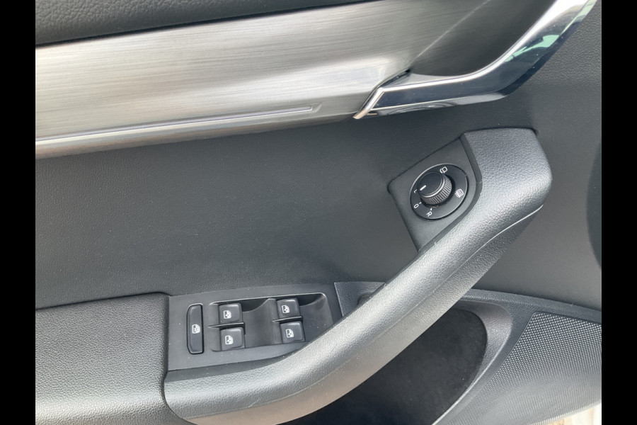 Škoda Octavia Combi 1.5 TSI 150pk Automaat Trekhaak Carplay Stoelverw Cruise NL-Auto!