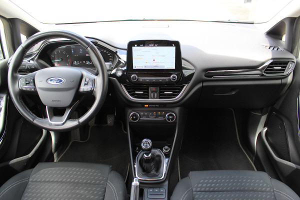 Ford Fiesta 1.0-100pk EcoBoost Titanium 5drs. Uiterst nette, luxe en zuinige Ford Fiesta. Voalautm. airco, Cruise control, Navigatie, LM wielen, Metallic lak, Parkeersensoren achter, Telefoonvoorb., Lane assist etc.