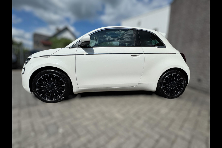 Fiat 500 RED 42 kWh PANORAMADAK / NAVIGATIE / CARPLAY / ZO GOED ALS NIEUW