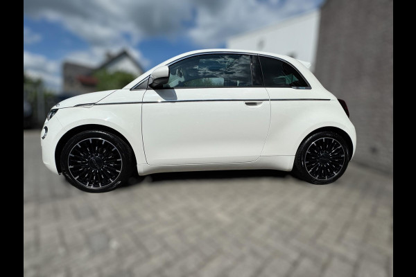 Fiat 500 RED 42 kWh PANORAMADAK / NAVIGATIE / CARPLAY / ZO GOED ALS NIEUW
