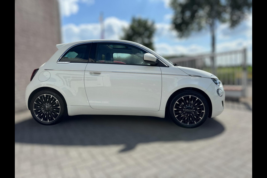 Fiat 500 RED 42 kWh PANORAMADAK / NAVIGATIE / CARPLAY / ZO GOED ALS NIEUW