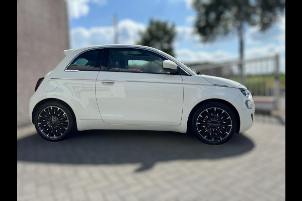 Fiat 500 RED 42 kWh PANORAMADAK / NAVIGATIE / CARPLAY / ZO GOED ALS NIEUW