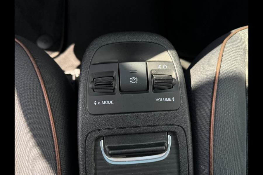 Fiat 500 RED 42 kWh PANORAMADAK / NAVIGATIE / CARPLAY / ZO GOED ALS NIEUW