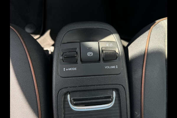 Fiat 500 RED 42 kWh PANORAMADAK / NAVIGATIE / CARPLAY / ZO GOED ALS NIEUW