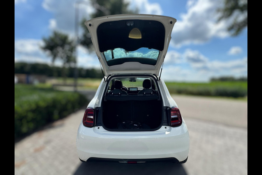 Fiat 500 RED 42 kWh PANORAMADAK / NAVIGATIE / CARPLAY / ZO GOED ALS NIEUW