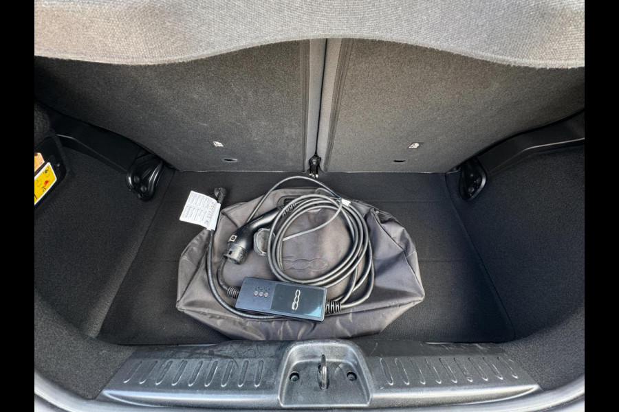 Fiat 500 RED 42 kWh PANORAMADAK / NAVIGATIE / CARPLAY / ZO GOED ALS NIEUW