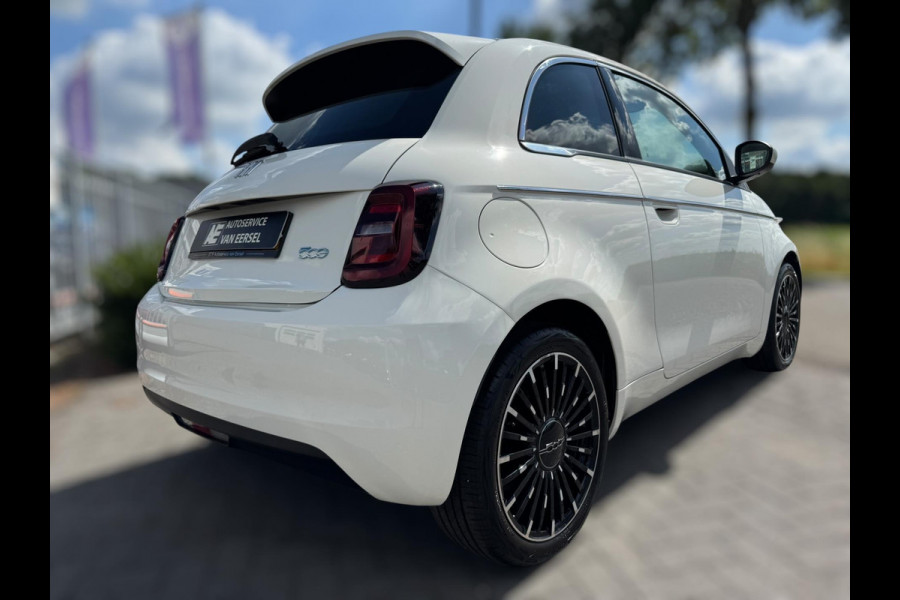 Fiat 500 RED 42 kWh PANORAMADAK / NAVIGATIE / CARPLAY / ZO GOED ALS NIEUW
