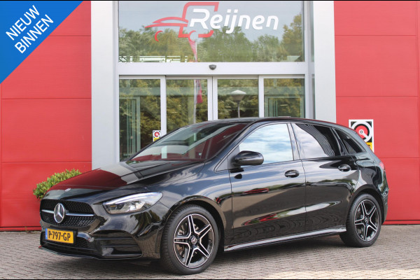 Mercedes-Benz B-Klasse 250e 218PK BUSINESS SOLUTION AMG NIGHT EDITION | NAVIGATIE | SFEERVERLICHTING | ACHTERUITRIJCAMERA | PARKEERSENSOREN VOOR / ACHTER | ALCANTARA / KUNSTLEDER BEKLEDING | VOORSTOELEN VERWARMBAAR | VERLICHTE INSTAPLIJSTEN | LICHTMETALEN AMG DUBBELSPAAKS VELGEN 18" | NIGHT PAKKET |