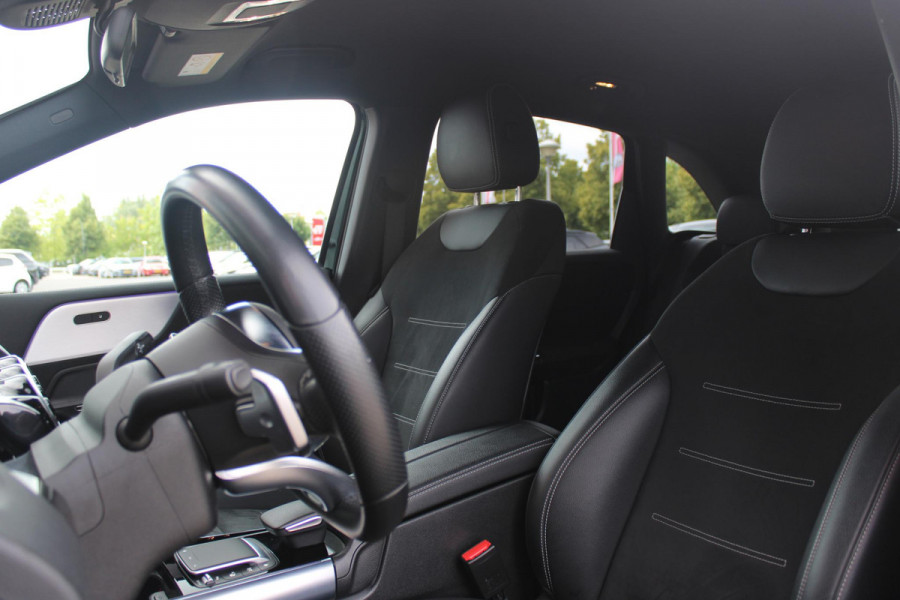 Mercedes-Benz B-Klasse 250e 218PK BUSINESS SOLUTION AMG NIGHT EDITION | NAVIGATIE | SFEERVERLICHTING | ACHTERUITRIJCAMERA | PARKEERSENSOREN VOOR / ACHTER | ALCANTARA / KUNSTLEDER BEKLEDING | VOORSTOELEN VERWARMBAAR | VERLICHTE INSTAPLIJSTEN | LICHTMETALEN AMG DUBBELSPAAKS VELGEN 18" | NIGHT PAKKET |