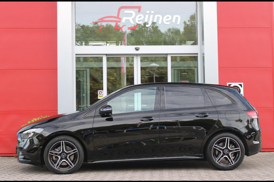 Mercedes-Benz B-Klasse 250e 218PK BUSINESS SOLUTION AMG NIGHT EDITION | NAVIGATIE | SFEERVERLICHTING | ACHTERUITRIJCAMERA | PARKEERSENSOREN VOOR / ACHTER | ALCANTARA / KUNSTLEDER BEKLEDING | VOORSTOELEN VERWARMBAAR | VERLICHTE INSTAPLIJSTEN | LICHTMETALEN AMG DUBBELSPAAKS VELGEN 18" | NIGHT PAKKET |