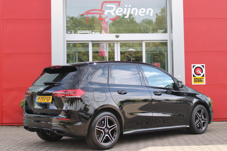 Mercedes-Benz B-Klasse 250e 218PK BUSINESS SOLUTION AMG NIGHT EDITION | NAVIGATIE | SFEERVERLICHTING | ACHTERUITRIJCAMERA | PARKEERSENSOREN VOOR / ACHTER | ALCANTARA / KUNSTLEDER BEKLEDING | VOORSTOELEN VERWARMBAAR | VERLICHTE INSTAPLIJSTEN | LICHTMETALEN AMG DUBBELSPAAKS VELGEN 18" | NIGHT PAKKET |