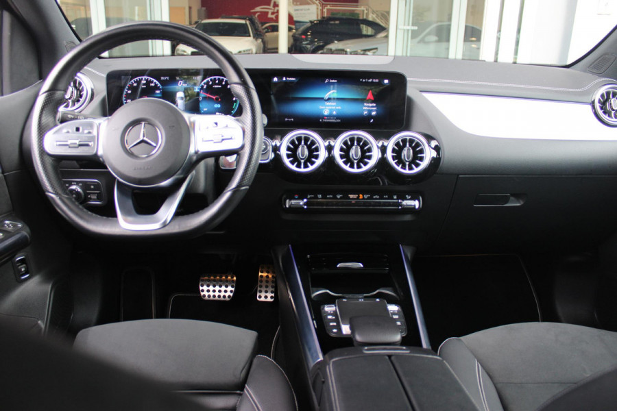 Mercedes-Benz B-Klasse 250e 218PK BUSINESS SOLUTION AMG NIGHT EDITION | NAVIGATIE | SFEERVERLICHTING | ACHTERUITRIJCAMERA | PARKEERSENSOREN VOOR / ACHTER | ALCANTARA / KUNSTLEDER BEKLEDING | VOORSTOELEN VERWARMBAAR | VERLICHTE INSTAPLIJSTEN | LICHTMETALEN AMG DUBBELSPAAKS VELGEN 18" | NIGHT PAKKET |