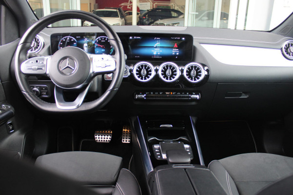 Mercedes-Benz B-Klasse 250e 218PK BUSINESS SOLUTION AMG NIGHT EDITION | NAVIGATIE | SFEERVERLICHTING | ACHTERUITRIJCAMERA | PARKEERSENSOREN VOOR / ACHTER | ALCANTARA / KUNSTLEDER BEKLEDING | VOORSTOELEN VERWARMBAAR | VERLICHTE INSTAPLIJSTEN | LICHTMETALEN AMG DUBBELSPAAKS VELGEN 18" | NIGHT PAKKET |