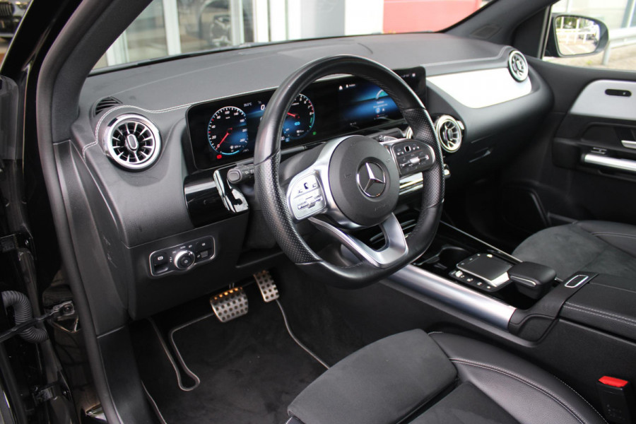 Mercedes-Benz B-Klasse 250e 218PK BUSINESS SOLUTION AMG NIGHT EDITION | NAVIGATIE | SFEERVERLICHTING | ACHTERUITRIJCAMERA | PARKEERSENSOREN VOOR / ACHTER | ALCANTARA / KUNSTLEDER BEKLEDING | VOORSTOELEN VERWARMBAAR | VERLICHTE INSTAPLIJSTEN | LICHTMETALEN AMG DUBBELSPAAKS VELGEN 18" | NIGHT PAKKET |