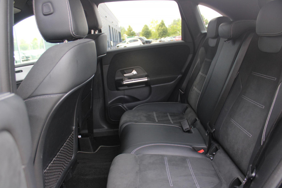 Mercedes-Benz B-Klasse 250e 218PK BUSINESS SOLUTION AMG NIGHT EDITION | NAVIGATIE | SFEERVERLICHTING | ACHTERUITRIJCAMERA | PARKEERSENSOREN VOOR / ACHTER | ALCANTARA / KUNSTLEDER BEKLEDING | VOORSTOELEN VERWARMBAAR | VERLICHTE INSTAPLIJSTEN | LICHTMETALEN AMG DUBBELSPAAKS VELGEN 18" | NIGHT PAKKET |