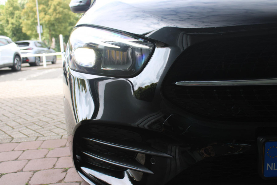 Mercedes-Benz B-Klasse 250e 218PK BUSINESS SOLUTION AMG NIGHT EDITION | NAVIGATIE | SFEERVERLICHTING | ACHTERUITRIJCAMERA | PARKEERSENSOREN VOOR / ACHTER | ALCANTARA / KUNSTLEDER BEKLEDING | VOORSTOELEN VERWARMBAAR | VERLICHTE INSTAPLIJSTEN | LICHTMETALEN AMG DUBBELSPAAKS VELGEN 18" | NIGHT PAKKET |