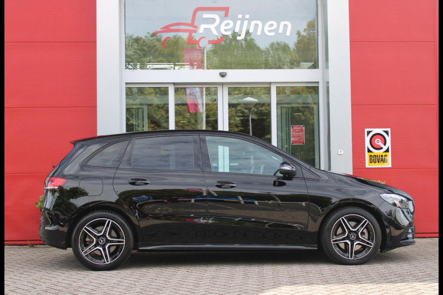 Mercedes-Benz B-Klasse 250e 218PK BUSINESS SOLUTION AMG NIGHT EDITION | NAVIGATIE | SFEERVERLICHTING | ACHTERUITRIJCAMERA | PARKEERSENSOREN VOOR / ACHTER | ALCANTARA / KUNSTLEDER BEKLEDING | VOORSTOELEN VERWARMBAAR | VERLICHTE INSTAPLIJSTEN | LICHTMETALEN AMG DUBBELSPAAKS VELGEN 18" | NIGHT PAKKET |