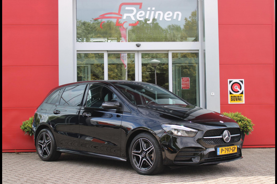 Mercedes-Benz B-Klasse 250e 218PK BUSINESS SOLUTION AMG NIGHT EDITION | NAVIGATIE | SFEERVERLICHTING | ACHTERUITRIJCAMERA | PARKEERSENSOREN VOOR / ACHTER | ALCANTARA / KUNSTLEDER BEKLEDING | VOORSTOELEN VERWARMBAAR | VERLICHTE INSTAPLIJSTEN | LICHTMETALEN AMG DUBBELSPAAKS VELGEN 18" | NIGHT PAKKET |