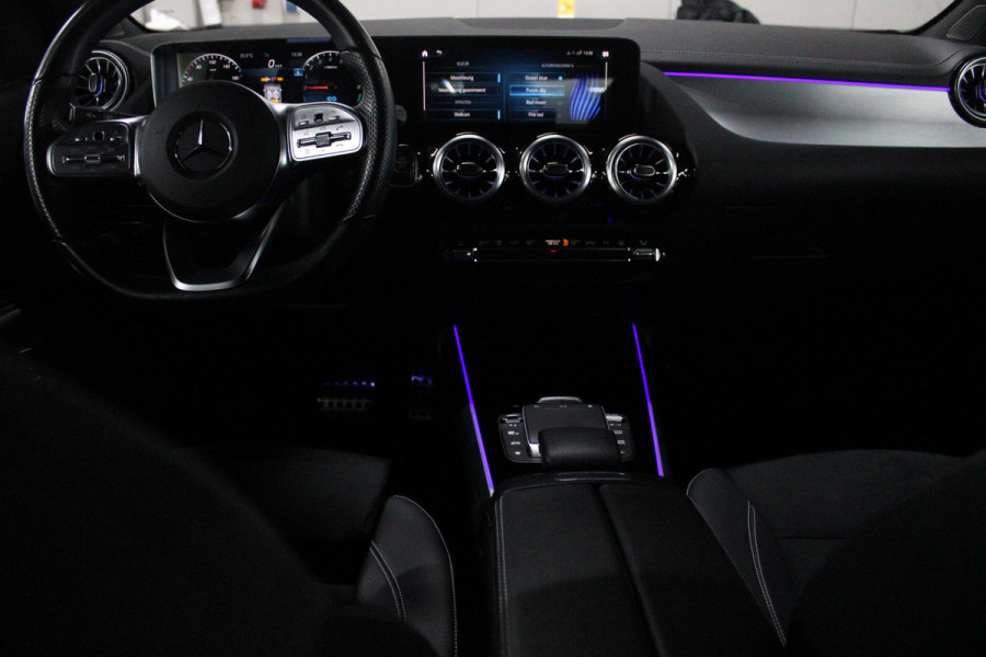 Mercedes-Benz B-Klasse 250e 218PK BUSINESS SOLUTION AMG NIGHT EDITION | NAVIGATIE | SFEERVERLICHTING | ACHTERUITRIJCAMERA | PARKEERSENSOREN VOOR / ACHTER | ALCANTARA / KUNSTLEDER BEKLEDING | VOORSTOELEN VERWARMBAAR | VERLICHTE INSTAPLIJSTEN | LICHTMETALEN AMG DUBBELSPAAKS VELGEN 18" | NIGHT PAKKET |