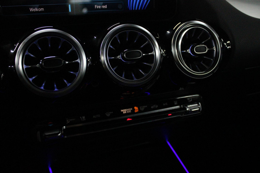 Mercedes-Benz B-Klasse 250e 218PK BUSINESS SOLUTION AMG NIGHT EDITION | NAVIGATIE | SFEERVERLICHTING | ACHTERUITRIJCAMERA | PARKEERSENSOREN VOOR / ACHTER | ALCANTARA / KUNSTLEDER BEKLEDING | VOORSTOELEN VERWARMBAAR | VERLICHTE INSTAPLIJSTEN | LICHTMETALEN AMG DUBBELSPAAKS VELGEN 18" | NIGHT PAKKET |