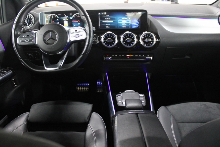 Mercedes-Benz B-Klasse 250e 218PK BUSINESS SOLUTION AMG NIGHT EDITION | NAVIGATIE | SFEERVERLICHTING | ACHTERUITRIJCAMERA | PARKEERSENSOREN VOOR / ACHTER | ALCANTARA / KUNSTLEDER BEKLEDING | VOORSTOELEN VERWARMBAAR | VERLICHTE INSTAPLIJSTEN | LICHTMETALEN AMG DUBBELSPAAKS VELGEN 18" | NIGHT PAKKET |