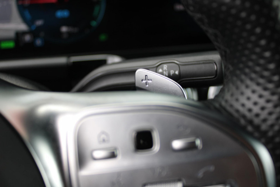 Mercedes-Benz B-Klasse 250e 218PK BUSINESS SOLUTION AMG NIGHT EDITION | NAVIGATIE | SFEERVERLICHTING | ACHTERUITRIJCAMERA | PARKEERSENSOREN VOOR / ACHTER | ALCANTARA / KUNSTLEDER BEKLEDING | VOORSTOELEN VERWARMBAAR | VERLICHTE INSTAPLIJSTEN | LICHTMETALEN AMG DUBBELSPAAKS VELGEN 18" | NIGHT PAKKET |