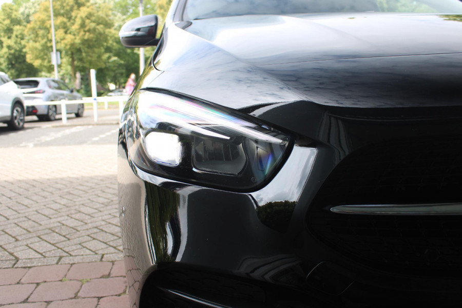 Mercedes-Benz B-Klasse 250e 218PK BUSINESS SOLUTION AMG NIGHT EDITION | NAVIGATIE | SFEERVERLICHTING | ACHTERUITRIJCAMERA | PARKEERSENSOREN VOOR / ACHTER | ALCANTARA / KUNSTLEDER BEKLEDING | VOORSTOELEN VERWARMBAAR | VERLICHTE INSTAPLIJSTEN | LICHTMETALEN AMG DUBBELSPAAKS VELGEN 18" | NIGHT PAKKET |