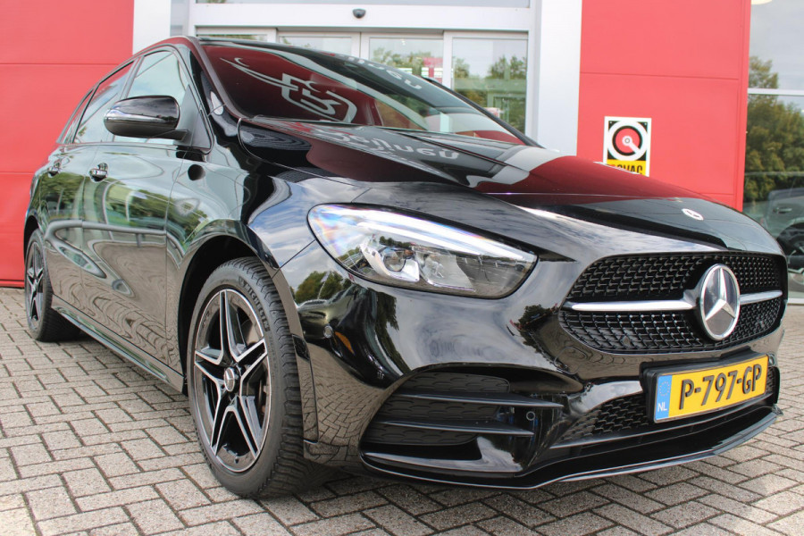 Mercedes-Benz B-Klasse 250e 218PK BUSINESS SOLUTION AMG NIGHT EDITION | NAVIGATIE | SFEERVERLICHTING | ACHTERUITRIJCAMERA | PARKEERSENSOREN VOOR / ACHTER | ALCANTARA / KUNSTLEDER BEKLEDING | VOORSTOELEN VERWARMBAAR | VERLICHTE INSTAPLIJSTEN | LICHTMETALEN AMG DUBBELSPAAKS VELGEN 18" | NIGHT PAKKET |