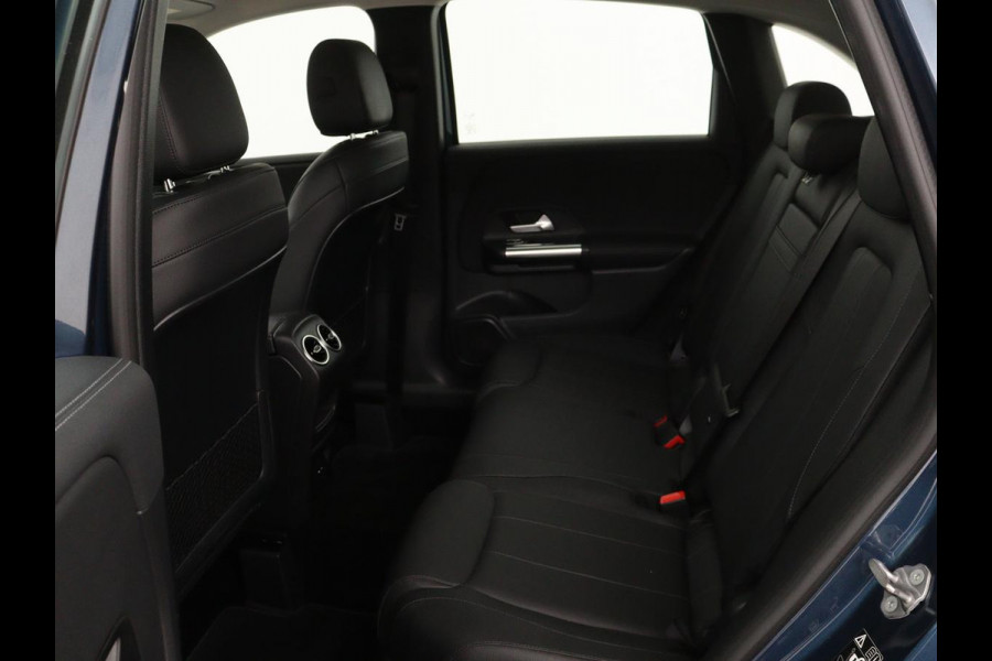 Mercedes-Benz B-Klasse 180 Business Solution Luxury | Leder | Stoelverwarming | Carplay | Sfeerverlichting | Camera | Widescreen | Full LED | Navigatie