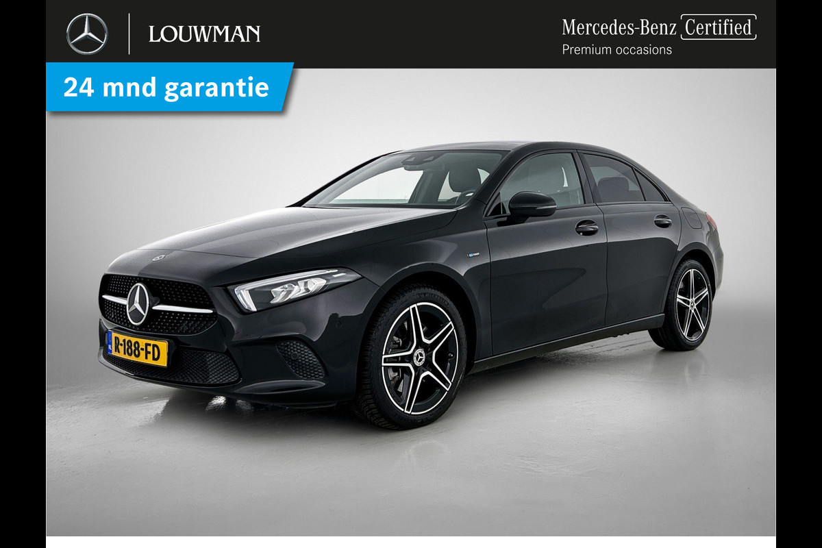 Mercedes-Benz A-Klasse 250 e Premium Plus | 5 spaaks lichtmetalen velgen | MBUX wide screen | Navigatie | Parking support | Camera achter | Inclusief 24 maanden Mercedes-Benz Certified garantie voor Europa. Mercedes-Benz A-Klasse 250 e Premium Plus | 5 spaaks lichtmetalen velgen | MBUX wide screen | Navigatie | Parking support | Camera achter | Inclusief 24 maanden Mercedes-Benz Certified garantie voor Europa.