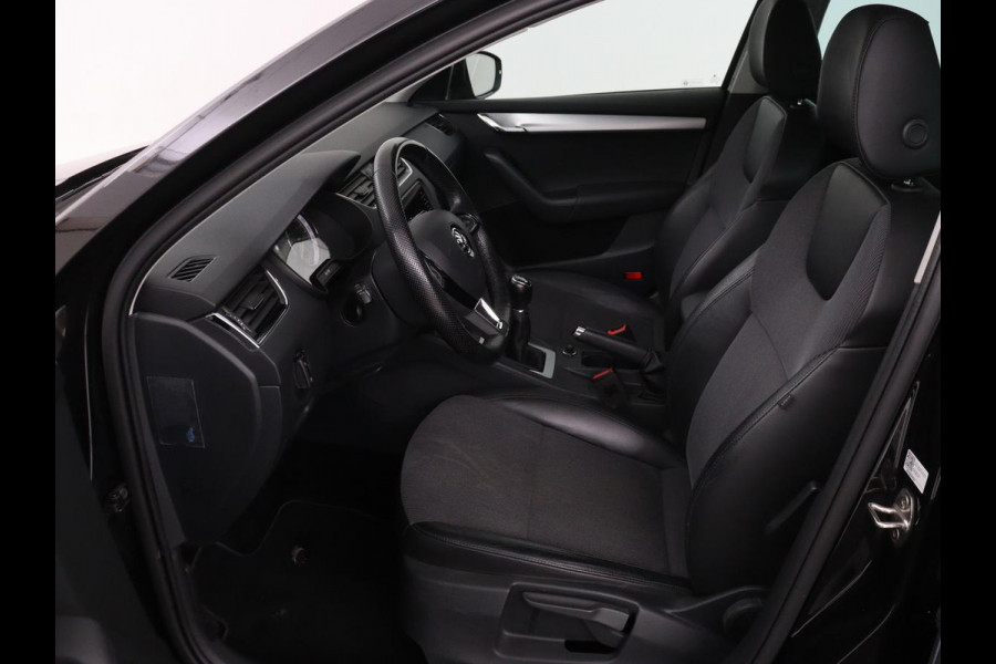 Škoda Octavia 1.0 TSI Ambition | Stoelverwarming | Trekhaak | Half leder | Carplay | Navigatie | Sportstuur | Climate control | Parkeerhulp | Cruise control | Bluetooth