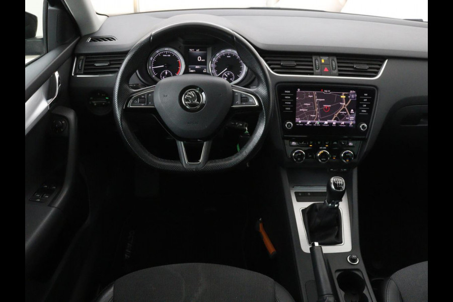 Škoda Octavia 1.0 TSI Ambition | Stoelverwarming | Trekhaak | Half leder | Carplay | Navigatie | Sportstuur | Climate control | Parkeerhulp | Cruise control | Bluetooth
