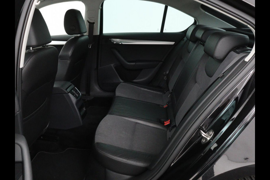 Škoda Octavia 1.0 TSI Ambition | Stoelverwarming | Trekhaak | Half leder | Carplay | Navigatie | Sportstuur | Climate control | Parkeerhulp | Cruise control | Bluetooth