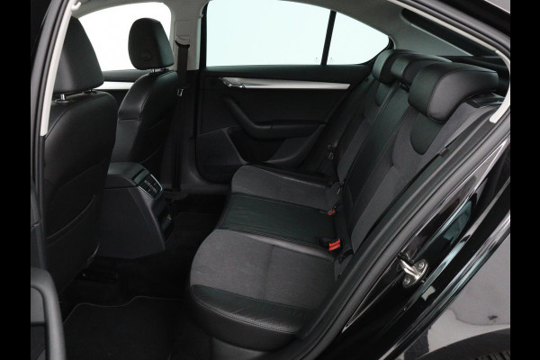 Škoda Octavia 1.0 TSI Ambition | Stoelverwarming | Trekhaak | Half leder | Carplay | Navigatie | Sportstuur | Climate control | Parkeerhulp | Cruise control | Bluetooth